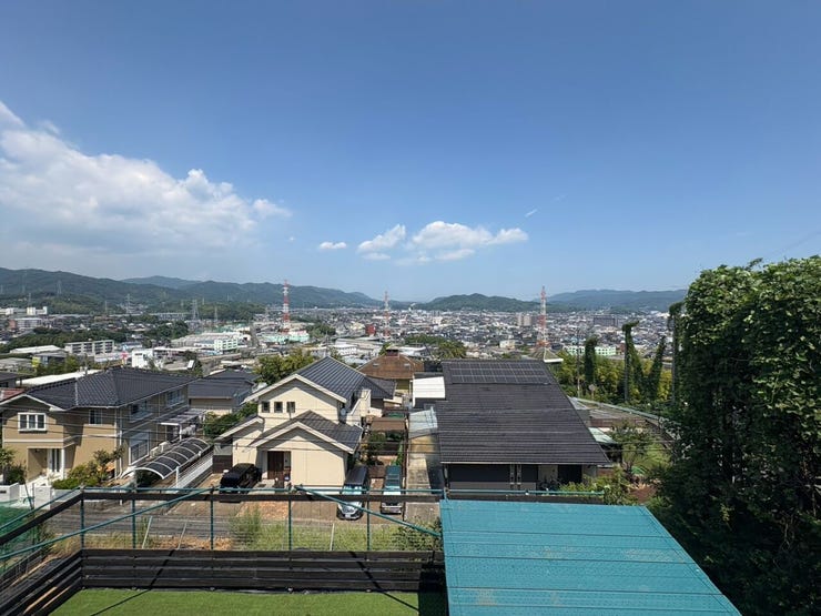 洋室の窓から見える景色。風通しもよく気持ちいいです♪