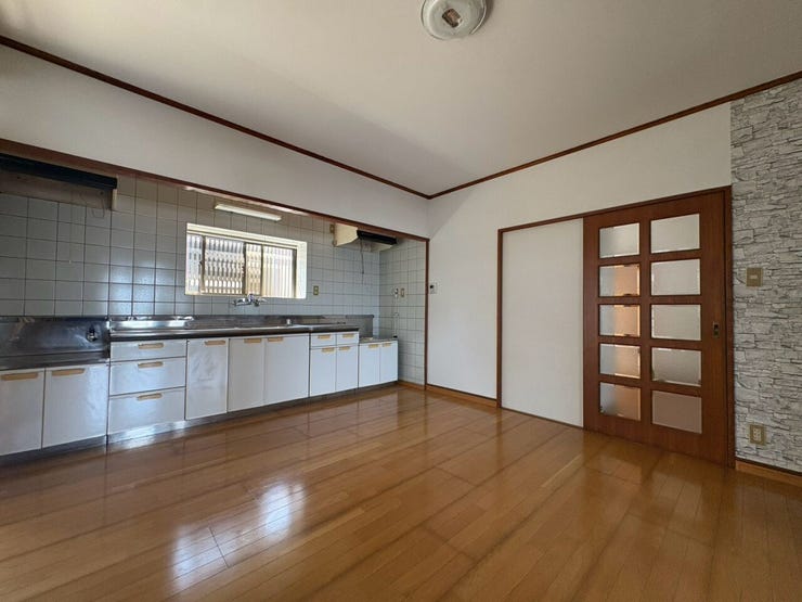 ダイニングテーブルを置いても十分な広さです!