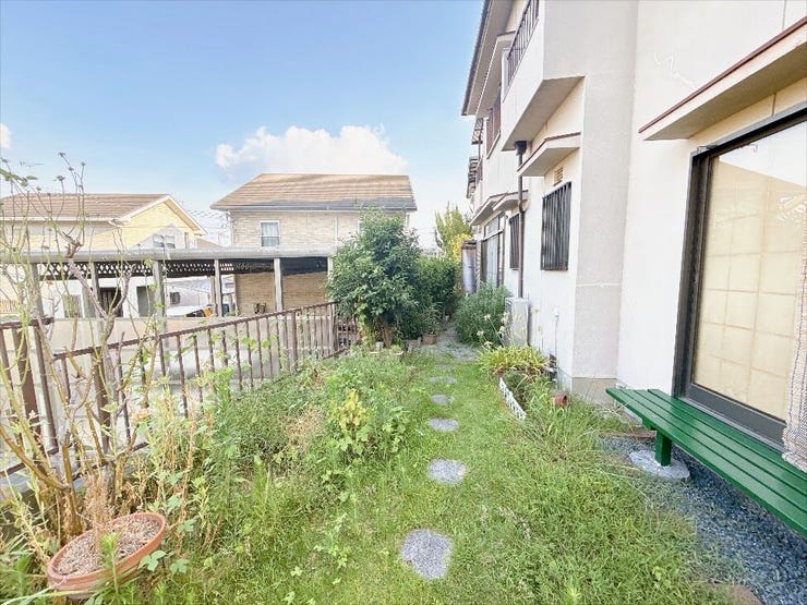 お庭付き住宅。
家庭菜園やガーデニングなども楽しめます◎