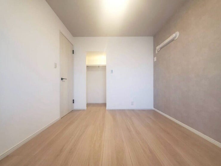 【Bedroom】ナチュラルな内装で、リラックスできる空間。寝室や書斎にも最適です。