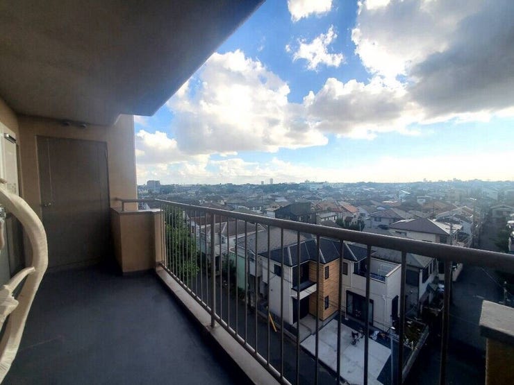 【Balcony】日当たりの良いバルコニーはお洗濯物がしっかり乾きやすく、毎日の家事にも重宝します。