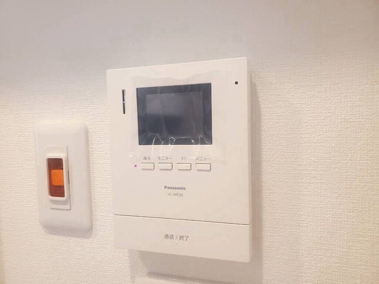 【Facilities】来訪者を確認できるモニター付きインターホンで、防犯面も安心です。