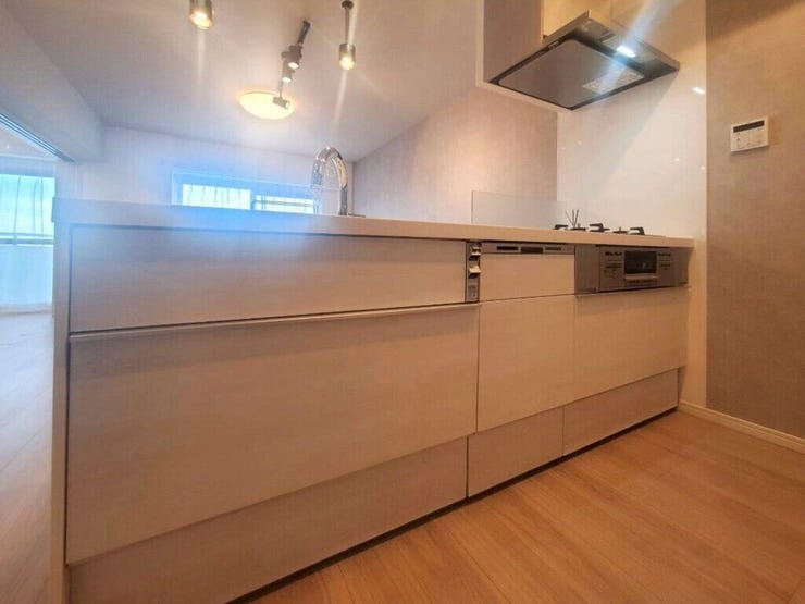 【kitchen】効率よく使える広々キッチン。収納力も高く、料理の時間がスムーズに。