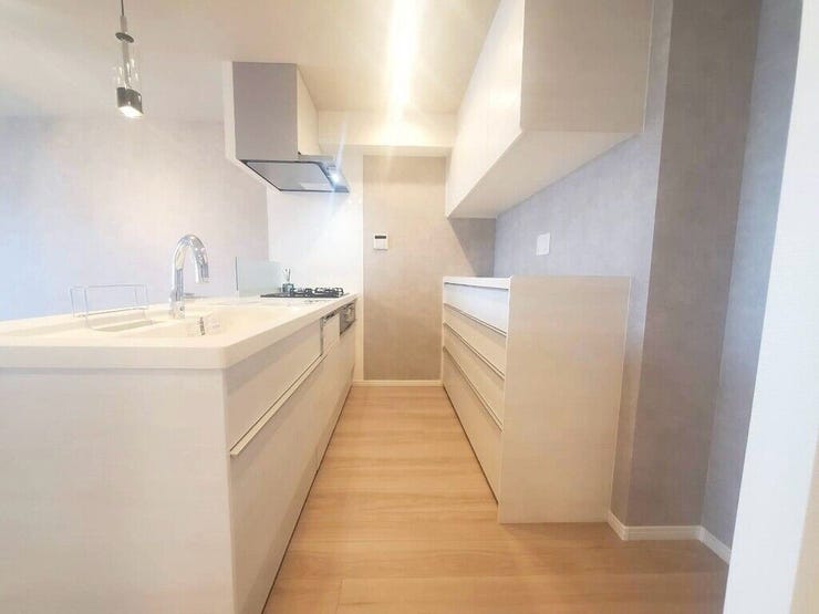 【kitchen】大きなカウンターと十分な収納で、日々の料理が快適に進みます。