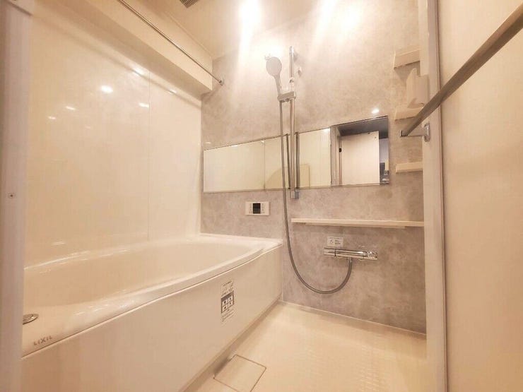 【Bathroom】お子様とのバスタイムにも十分な広さがあり、掃除も簡単にできます。