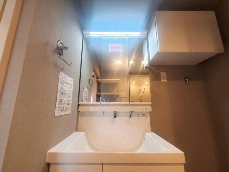 【Washroom】毎朝の準備がスムーズに。広めの洗面台と収納が使いやすい洗面所です。