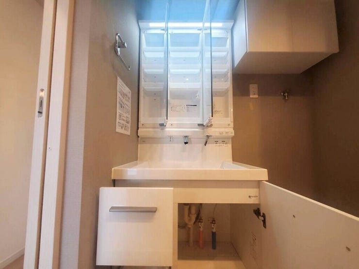 【Washroom】すっきりとしたデザインで、毎日の生活が快適に。収納も豊富な洗面所です。