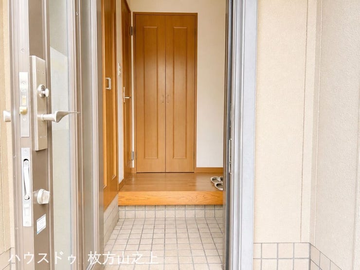 お客様を心地よく迎えられる玄関スペース。
