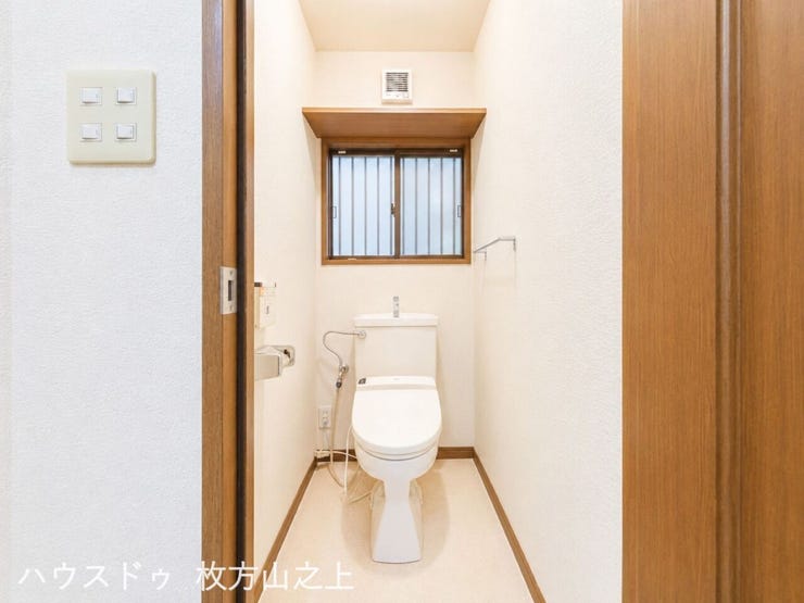 窓付きで明るく清潔感のあるトイレ。