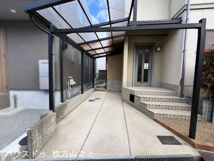 雨の日も安心のカーポート付き。