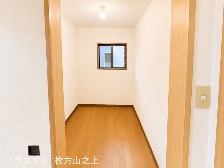 大容量のウォークインクローゼットで、衣類や季節物もすっきり収納。