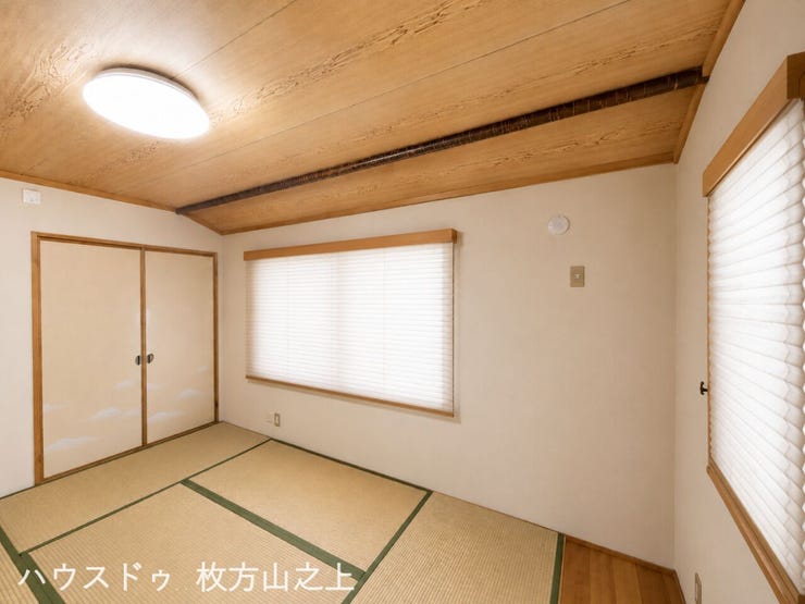 桜丸太が和の趣を演出する、風情ある和室です。