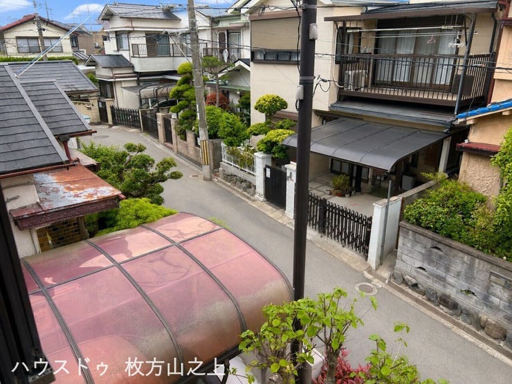 バルコニーからは落ち着いた街並みが広がります。