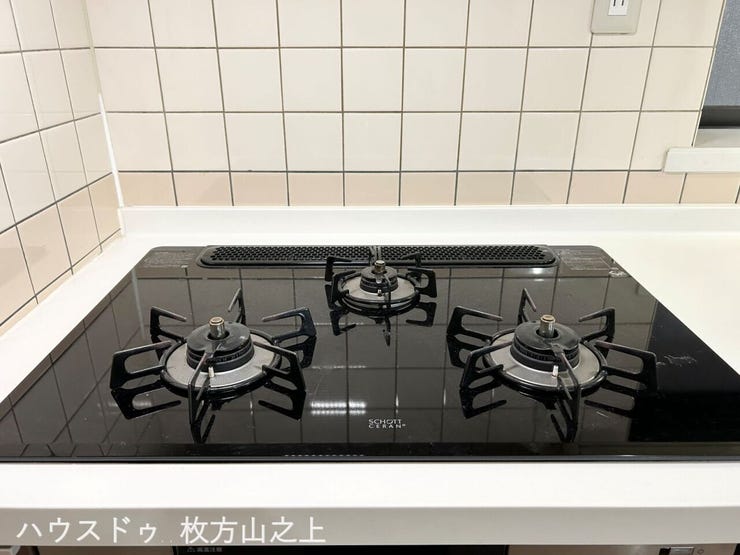 ガラストップ仕様の3口ガスコンロを採用。お手入れしやすく、毎日のお料理も快適です。