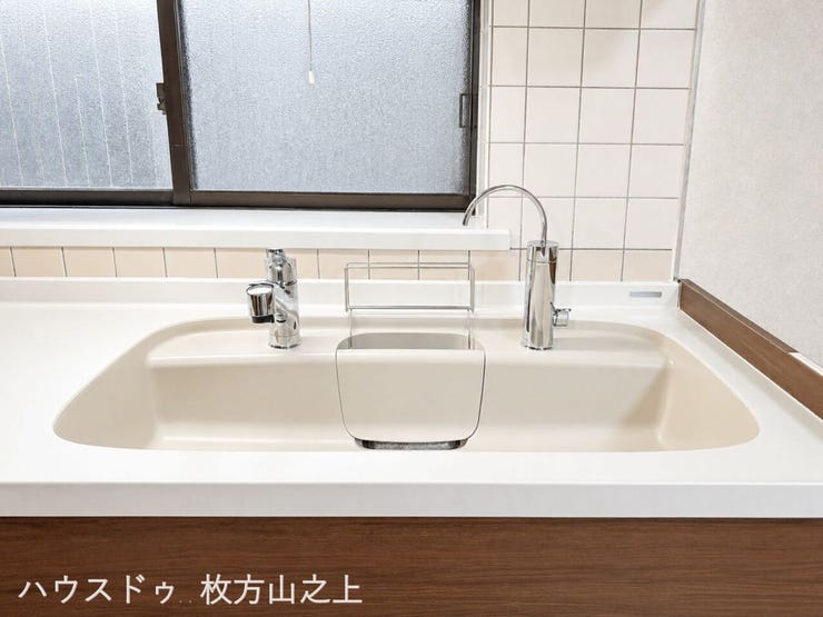 広々シンクと浄水器一体型水栓を備え、毎日の家事を快適にサポートします。