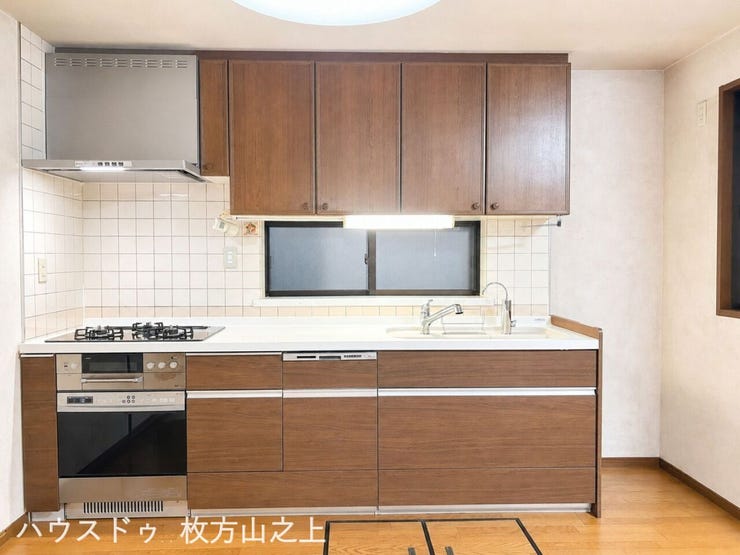収納豊富なシステムキッチン。