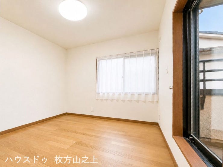 バルコニーに面した明るい洋室。