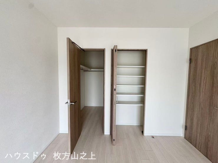 可動棚付き収納で日用品や季節物も整理しやすい設計です。