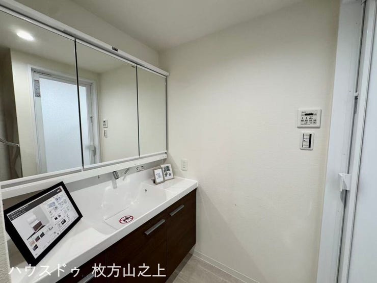 三面鏡付き洗面化粧台。収納も充実しています。