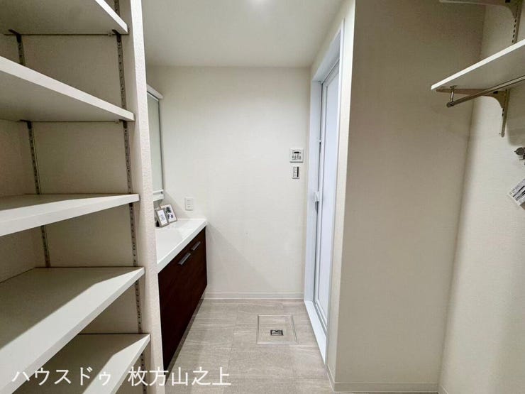 リネン類も収納しやすい便利な可動棚付きです。