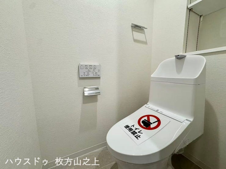 温水洗浄便座付きトイレ。清潔感のある空間です。