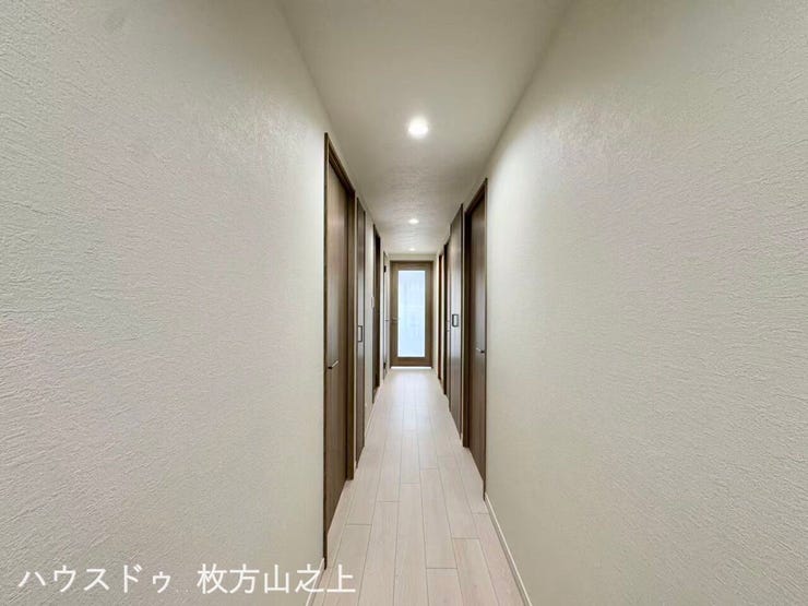 室内はリノベーション済で、明るく清潔感があります。