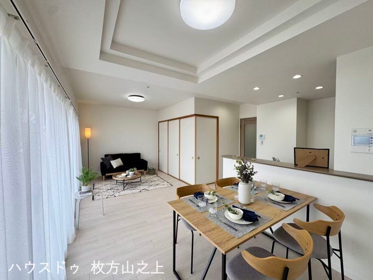 約13.1帖のLDK。明るく開放感のある空間です。