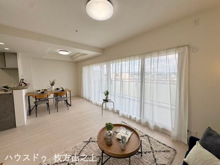 南東向きの大きな窓から陽光が差し込む、心地よいリビングです。