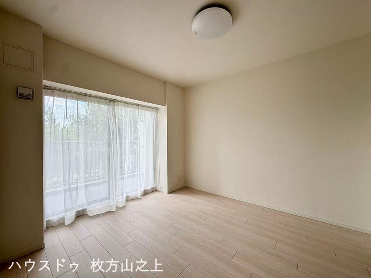 バルコニーに面した洋室。