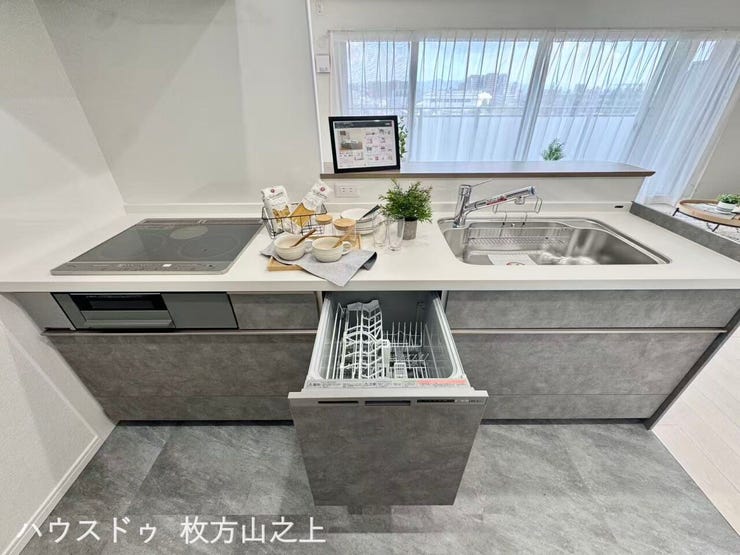 食洗機付きシステムキッチンで毎日の家事負担を軽減します。