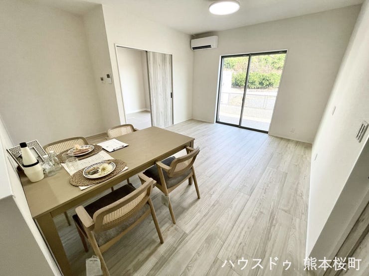 ■安らぎと笑顔の中心地■陽光が優しく降り注ぎ、会話が自然と弾む。ここでは、毎日が特別な時間へと変わります。