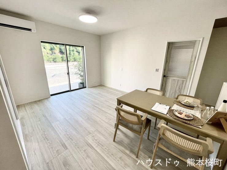 ■安らぎと笑顔の中心地■陽光が優しく降り注ぎ、会話が自然と弾む。ここでは、毎日が特別な時間へと変わります。