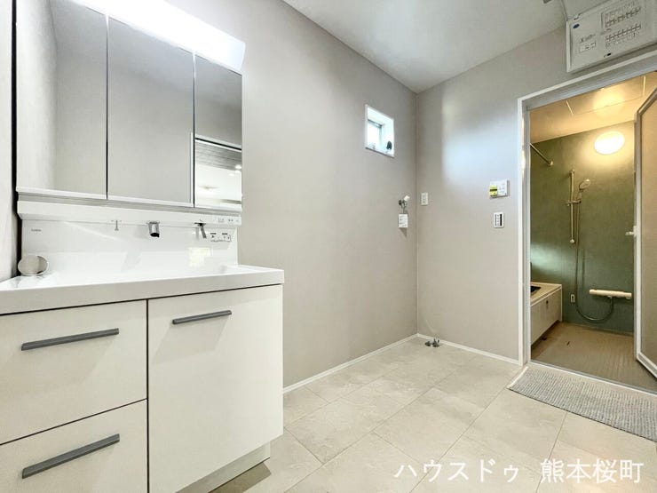 ■清々しいリフレッシュ空間■自分を磨き、気持ちを切り替える。心地よい光が差し込むプライベートスペース。