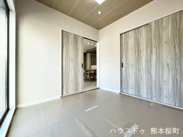 ■4.5帖和室■ゲストをもてなし、昼寝や家事にも使える、畳のぬくもりが心地よい多目的万能スペース。