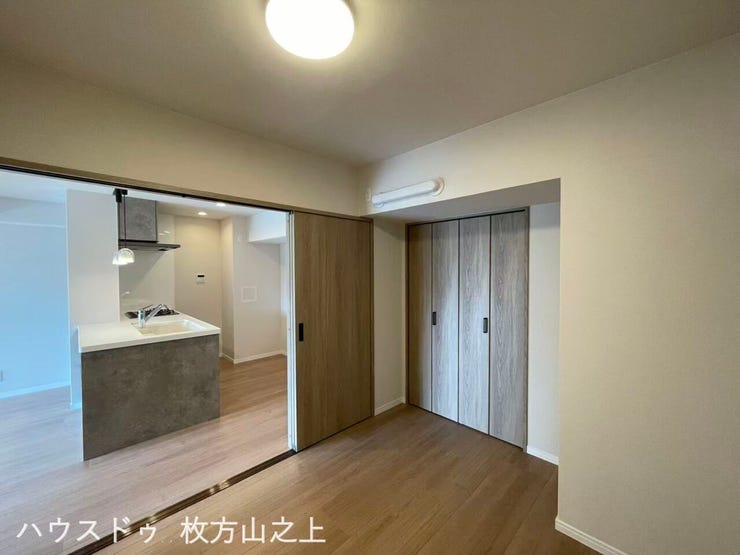 リビングと一体利用もできる、多目的に使いやすい洋室です。