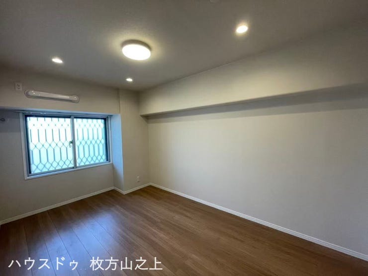 採光を確保した明るい洋室。プライベート空間に最適です。