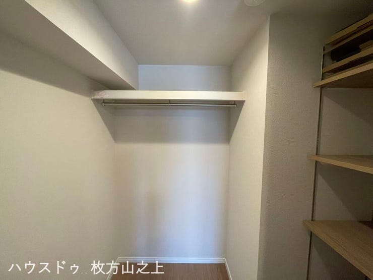 ウォークインクローゼット付きで衣類や季節物もたっぷり収納できます。