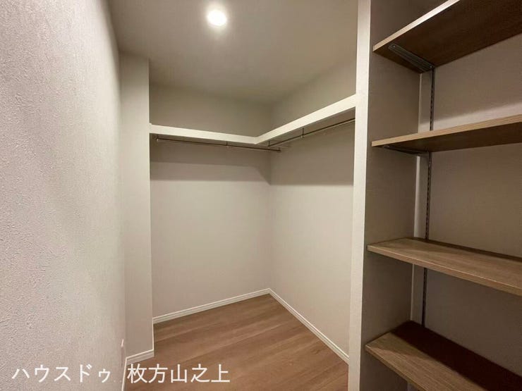 棚付き収納で荷物を整理しやすく、お部屋をすっきり保てます。