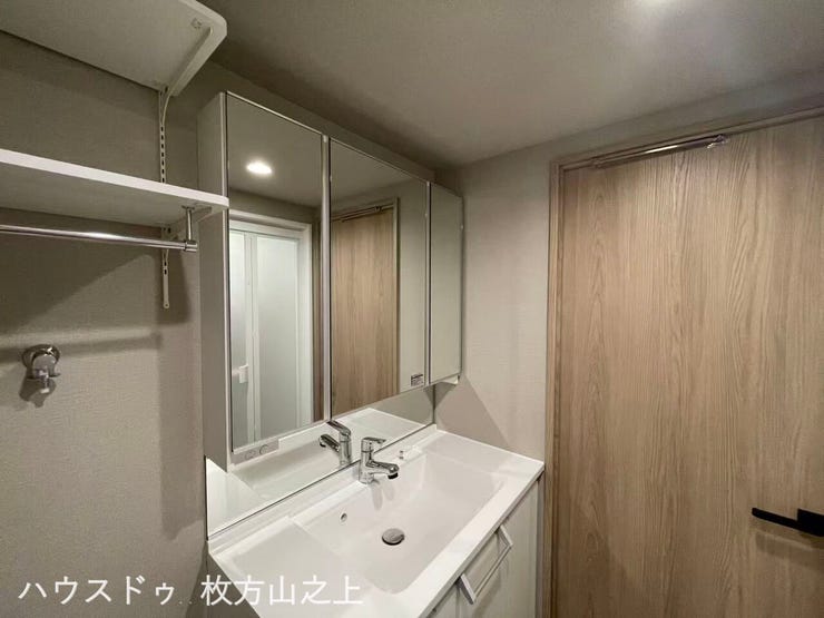 三面鏡付き洗面化粧台を採用。