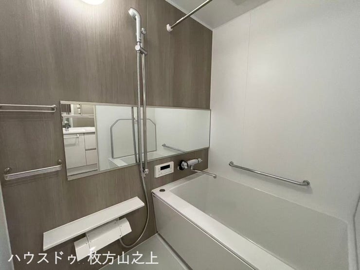落ち着いたデザインの浴室で一日の疲れをゆったり癒せます。