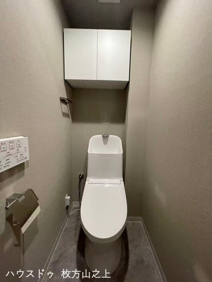 温水洗浄便座付きで快適。落ち着いた雰囲気のトイレです。