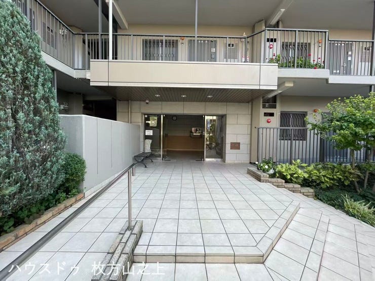 を感じる落ち着いたエントランスが住まう方を迎えます。