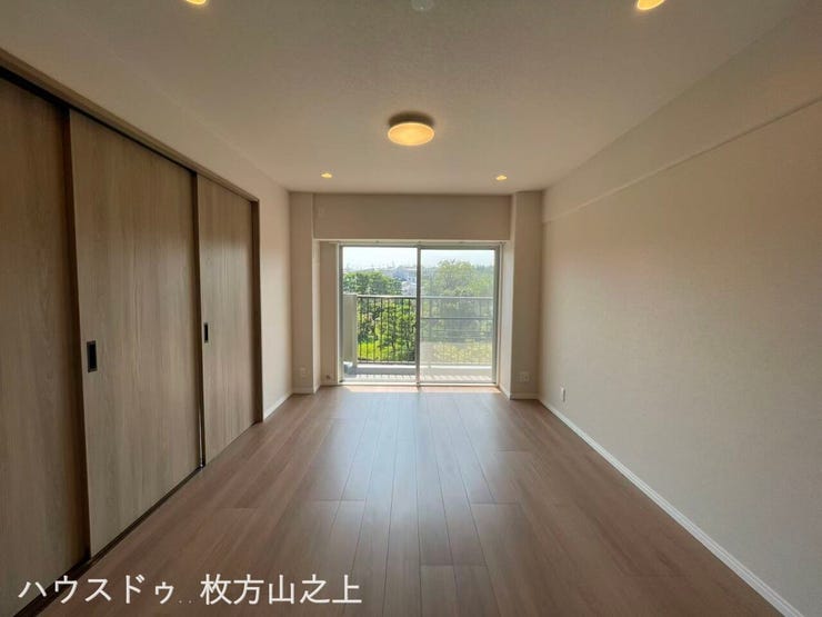 バルコニーへつながる開放的なLDK。明るく心地よい空間です。