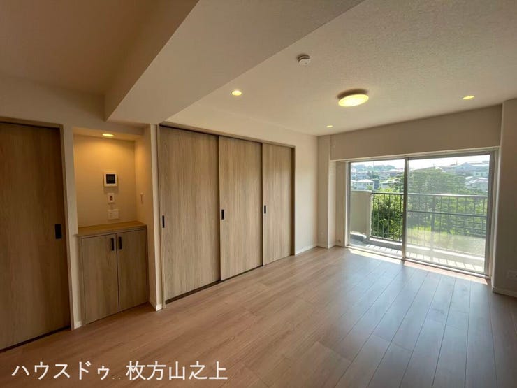 大きな掃き出し窓から陽光が差し込む、開放感あふれるLDKです。