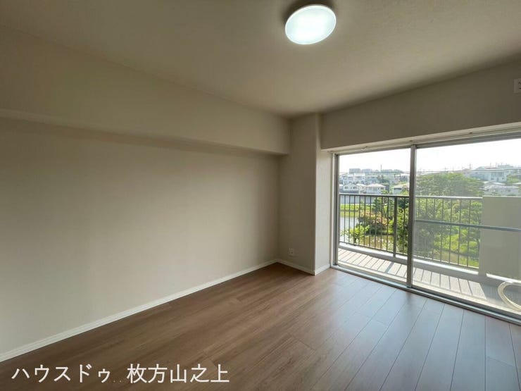 ワイドな開口部が開放感を演出する、居心地の良いリビングです。