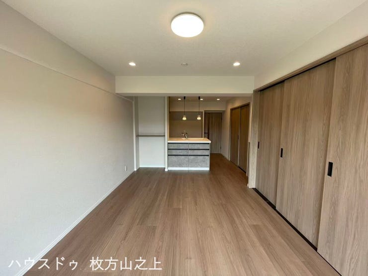 ゆとりあるLDK。家具のレイアウトもしやすい間取りです。