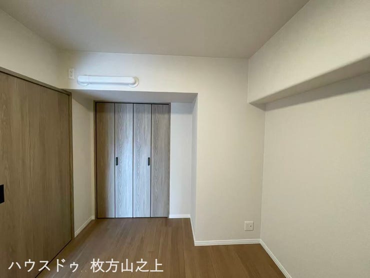 落ち着いた雰囲気の洋室でゆったりとお過ごしいただけます。
