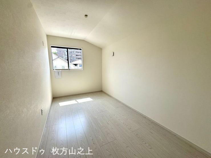 プライベート空間としてゆったり過ごせる洋室です。