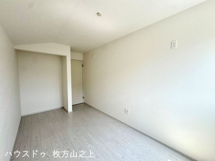シンプルで家具のレイアウトがしやすい洋室空間です。