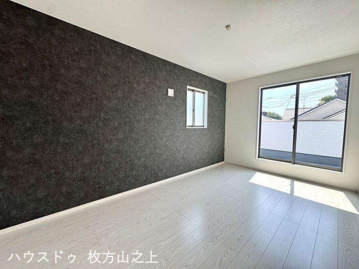 アクセントクロスがおしゃれな、明るく開放感のある洋室です。